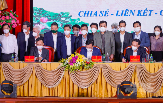 Từ trái sang, ông Trần Lưu Quang - Bí thư Thành ủy Hải Phòng, ông Phạm Xuân Thăng - Bí thư Tỉnh ủy Hải Dương và ông Nguyễn Xuân Ký- Bí thư Tỉnh ủy Quảng Ninh ký kết văn bản quan trọng, hợp tác phát triển 3 địa phương. Ảnh: Đàm Thanh.