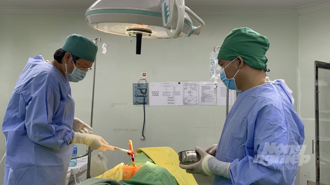 e-kip-phau-thuat-lay-con-dao-160258_810.jpg Ê kíp phẫu thuật lấy con dao ra khỏi bệnh nhân. Ảnh: BVCC.