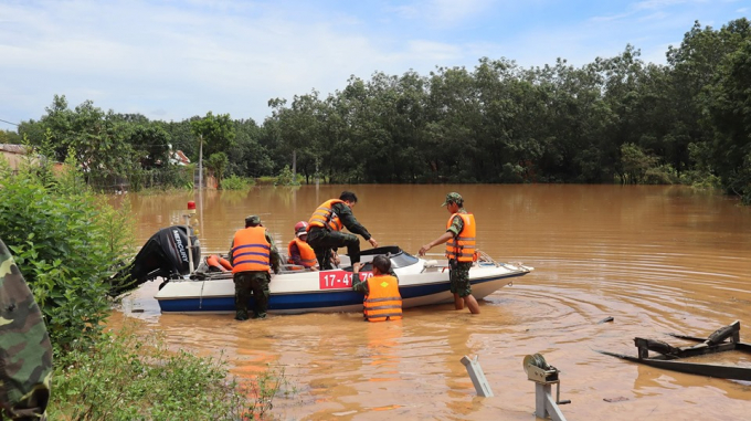 72086825_512794992603147_8275607951608119296_n-140530_259.jpg Công tác 4 tại chỗ được triển khai, giúp dân khắc phục hậu quả đợt mưa lũ. Ảnh: T.L.