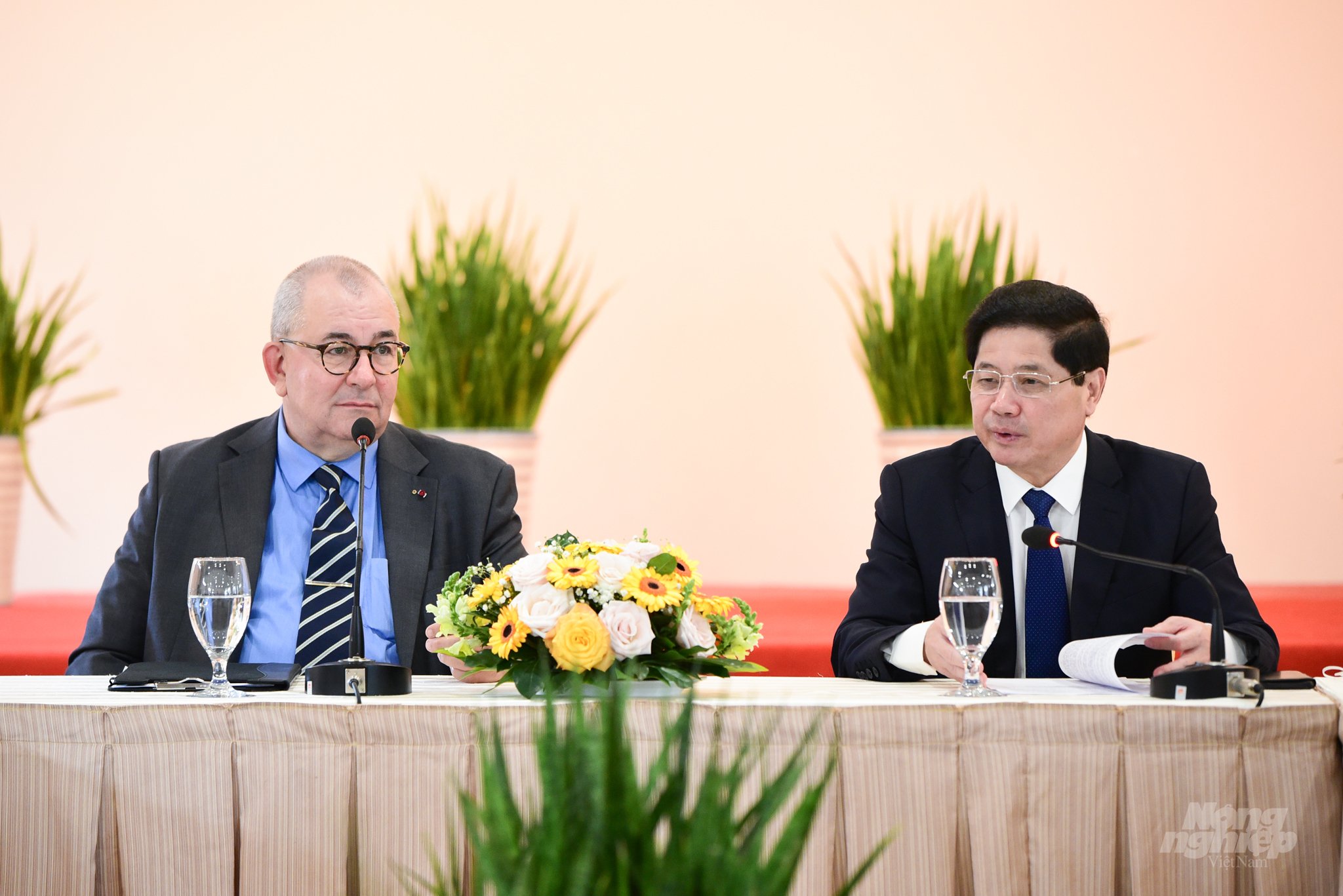 Deputy Minister of Agriculture and Rural Development Le Quoc Doanh had a working session with Belgian Ambassador to Vietnam Paul Jansen, on March 15, 2022. Photo: Tung Dinh.