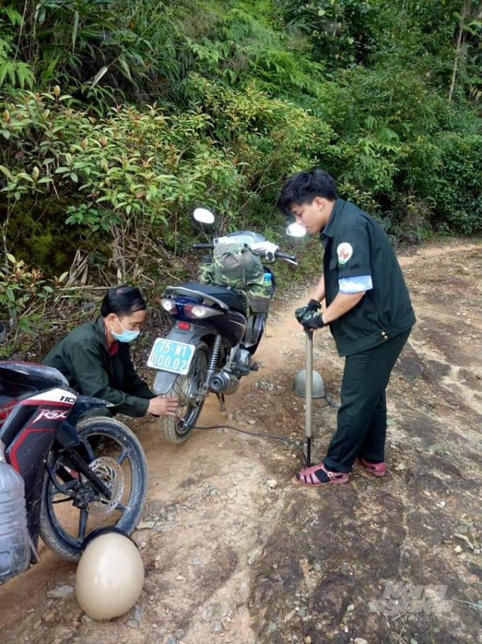 Nhiều xe máy của lực lượng bảo vệ rừng bị thủng lốp ở đường 74. Ảnh: CĐ.