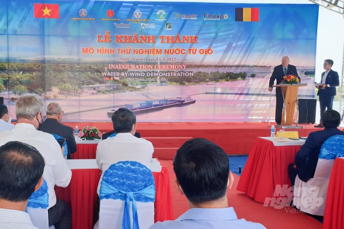 nang-gio-ninh-thuan-bien-nuoc-man-thanh-nuoc-ngot-135126_723.jpg Ông Marc Stordiau Giám đốc Công ty Smart Universal Logistic chia sẻ về các giai đoạn triển khai của dự án 'Nước từ Gió' tại Ninh Thuận. Ảnh: Tùng Đinh.