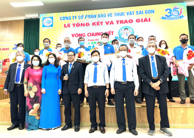 Ban giám đốc và Ban giám khảo cuộc thi 'Bạn thử làm bác sĩ cây trồng' lần thứ 3 trao giải và chụp ảnh cùng các thí sịnh đạt giải. Ảnh: Đức Trung.