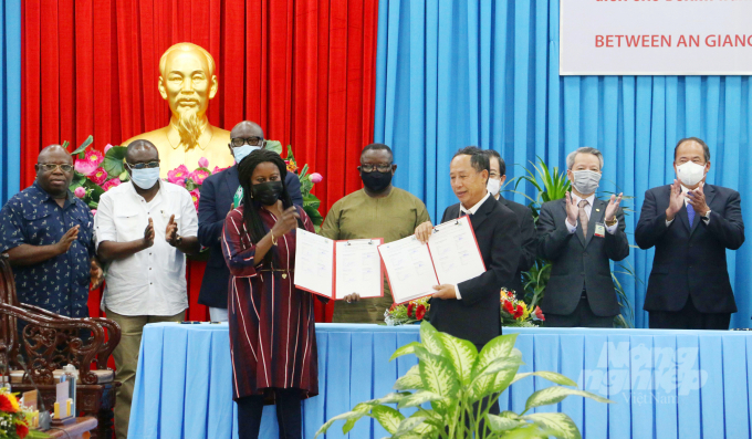 anh-2-102810_122.jpg Bộ Thủy sản và Tài nguyên biển Sierra Leone ký kết thỏa thuận hợp tác với Công ty Cổ phần Tập đoàn Nam Việt trên lĩnh vực thủy sản.