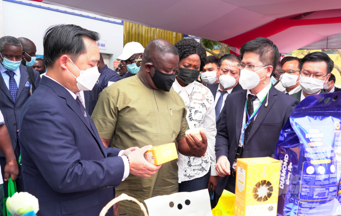 anh-21-102813_310.jpg Tổng thống nước Cộng hòa Sierra Leone Julius Maada Bio và Phu nhân Tổng thống Fatima Maada Bio cùng Đoàn đại biểu cấp cao nước Cộng hòa Sierra Leone đã đến tham quan nhà máy chế biến gạo xuất khẩu của Công ty Cổ phần Xuất nhập khẩu An Giang. Ảnh: Lê Hoàng Vũ.