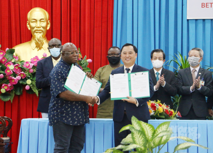 anh-5-102811_630.jpg Bộ Nông nghiệp và Lâm nghiệp Sierra Leone và Công ty Cổ phần Xuất nhập khẩu An Giang ký kết thỏa thuận trên lĩnh vực lúa gạo. Ảnh: Lê Hoàng Vũ.