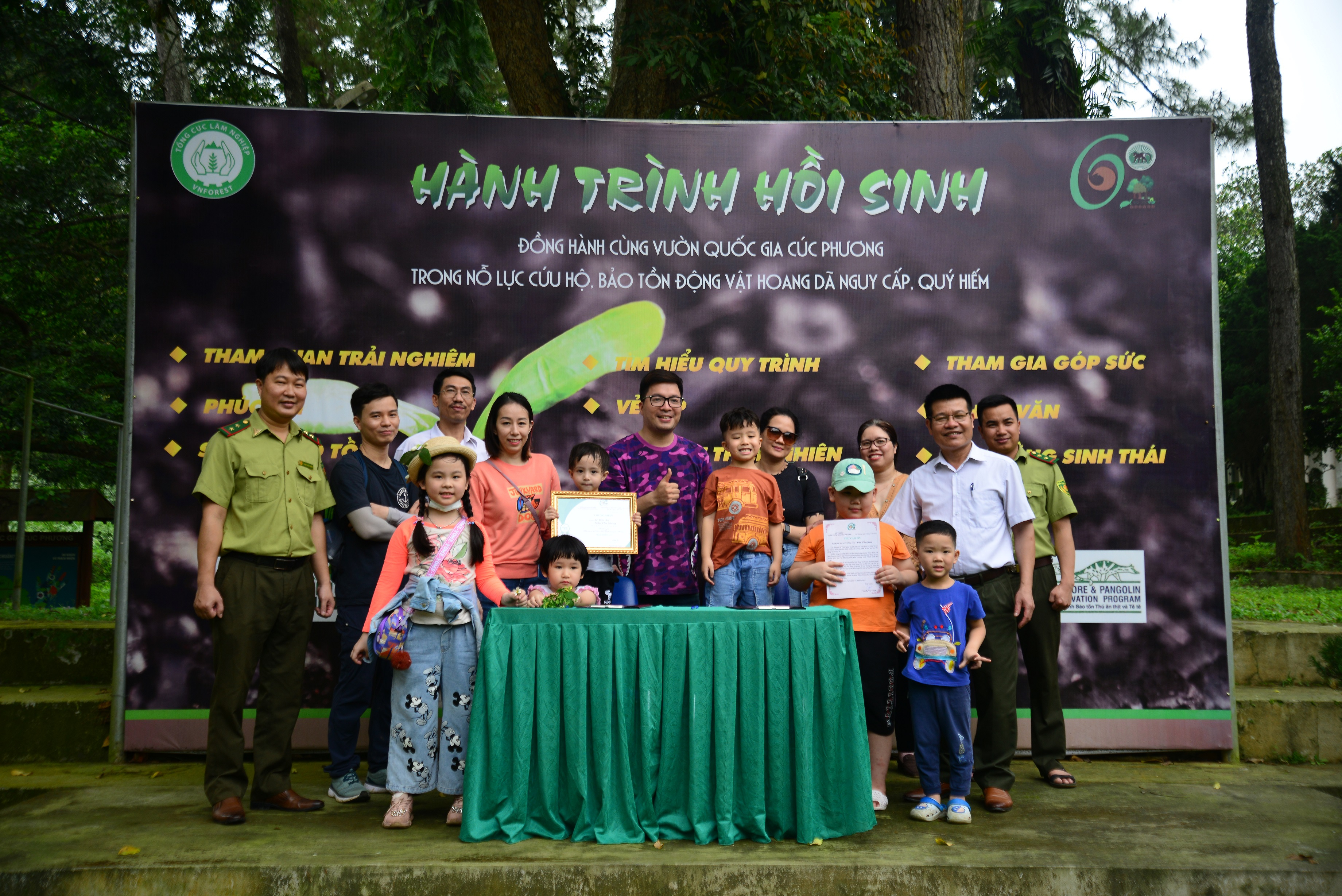 Gia đình MC chụp ảnh lưu niệm với Ban tổ chức Chương trình. Ảnh: Trần Văn Bảy.