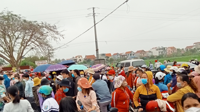 dinh-cong-3-115118_409.jpg Hàng nghìn công nhân Công ty TNHH Đỉnh Vàng 'đình công' đòi chế độ.