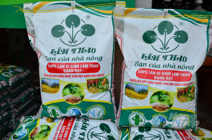 ong-phung-ha-noi-ve-cong-nghe-nuoc-voi-lua-cua-supe-lan-vi-sinh-094950_748.jpg Cận cảnh sản phẩm Supe lân vi sinh Lâm Thao. Ảnh: Dương Đình Tường.