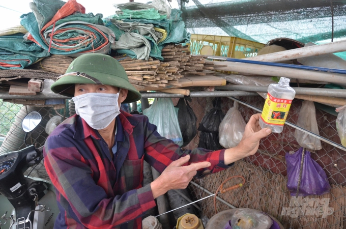 danh-sach-92-co-so-phan-bon-thuoc-bao-ve-thuc-vat-bi-xu-phat-101334_99.jpg Người dân sử dụng thuốc bảo vệ thực vật không rõ nguồn gốc xuất xứ. Ảnh: Dương Đình Tường.