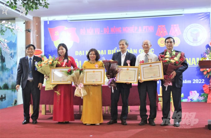 img_0053-162247_323.jpg Phó Vụ trưởng Vụ Tổ chức cán bộ (Bộ NN-PTNT) Nguyễn Sông Thao (bìa trái) tặng bằng khen của Bộ trưởng Bộ NN-PTNT cho các cá nhân, tập thể Hiệp hội. Ảnh: Phạm Hiếu.