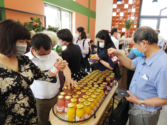 nuoc-ep-buoi-084620_140.jpg Các đại biểu tìm hiểu về nước ép bưởi và các loại nước ép trái cây khác của HTX Bưởi da xanh Bến Tre. Ảnh: Thanh Sơn.