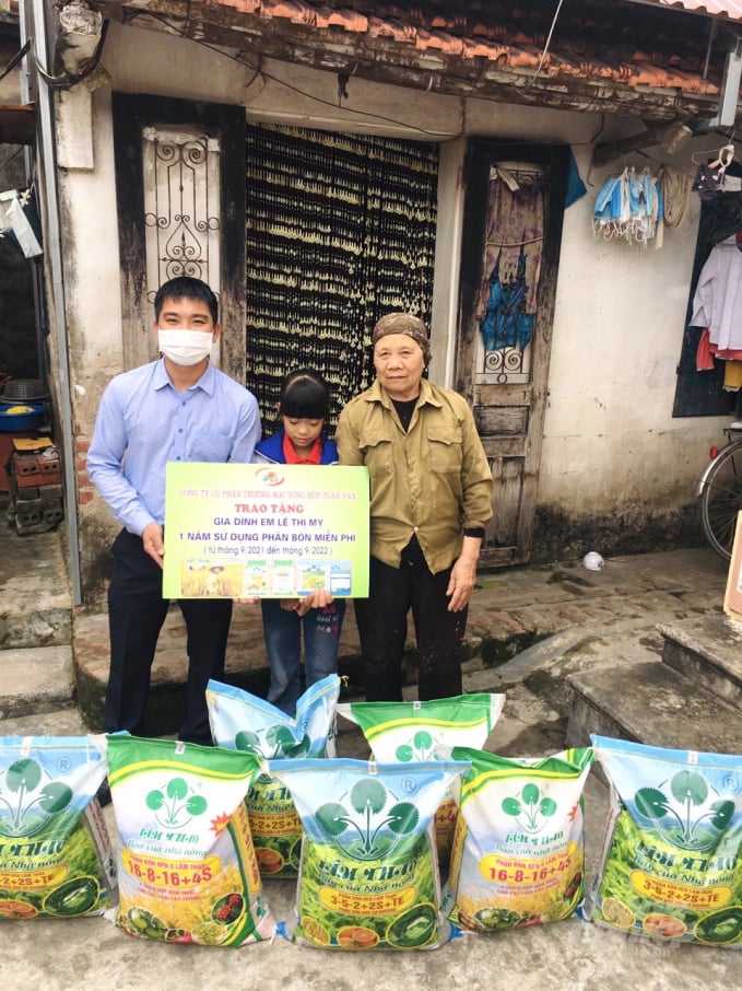 img-1667-230826_33.jpg Đại diện Công ty Toan Vân trao 1 năm sử dụng phân bón cho 1 gia đình. Ảnh: Tư liệu.