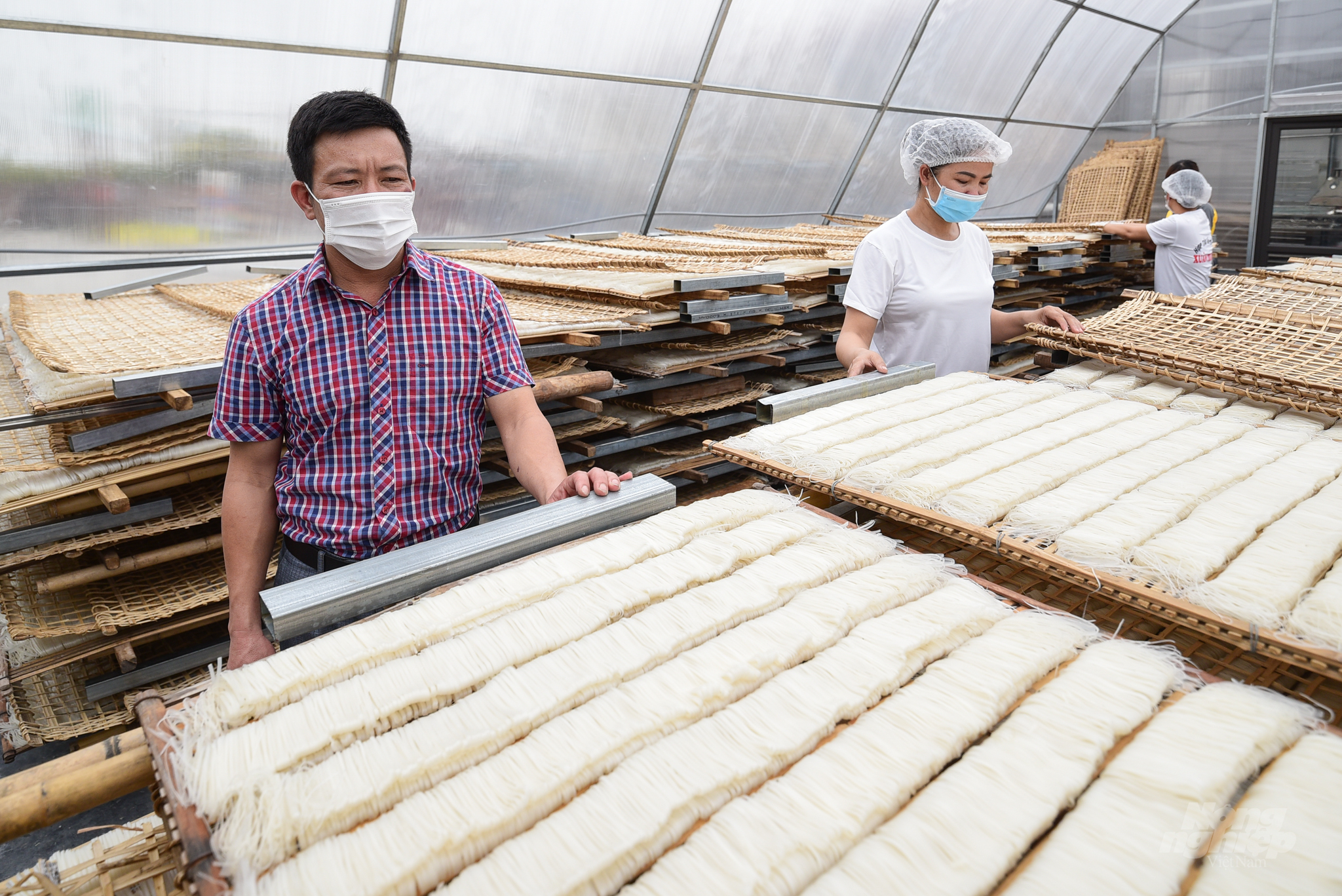 Ông Phạm Xuân Trường, Phó Giám đốc HTX Mỳ chũ Xuân Trường (trái) cho biết HTX đang có kế hoạch mở rộng sản xuất trong thời gian tới. Ảnh: Tùng Đinh.