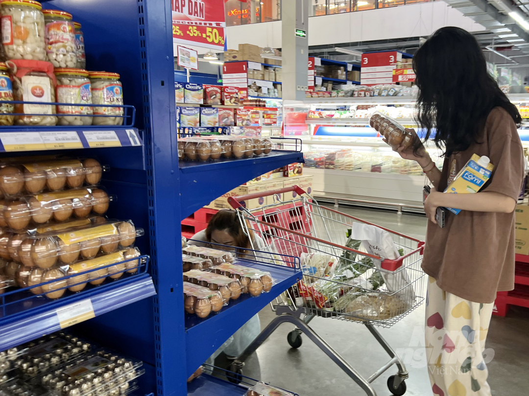Người tiêu dùng lựa chọn trứng gia cầm tại siêu thị Mega Market Hưng Phú (TP Thủ Đức). Ảnh: Nguyễn Thủy.