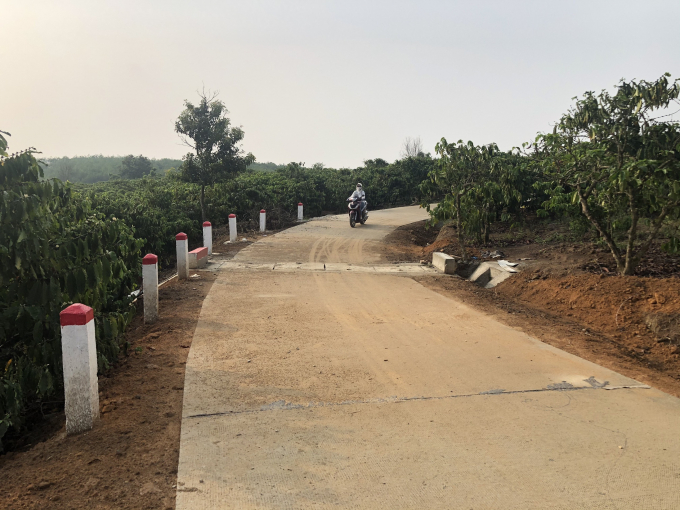 z3288475197338_8e09b0c18999d135f56963fdecc89d9a-082006_71.jpg Tuyến đường giao thông do VnSAT đầu tư tại xã Hà Mòn (huyện Đăk Hà). Ảnh Tuấn Anh.
