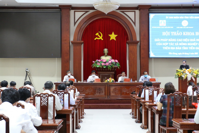 htx1-120809_84.jpg Ông Trần Văn Dũng, Phó Chủ tịch UBND tỉnh Tiền Giang chỉ đạo các sở, ngành của địa phương ghi nhận những ý kiến đóng góp của các đại biểu giúp tỉnh tháo gỡ những nút thắt giúp HTX phát triển. Ảnh: MĐ.