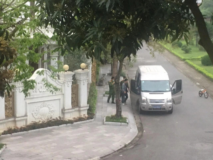 cong-bat-bich-1648640888641jpg-221630_465.jpg Cơ quan công an khám nhà bị can Nguyễn Ngọc Bích, nguyên Chủ tịch Hội đồng thành viên Công ty Apatit Việt Nam. Ảnh: BLC