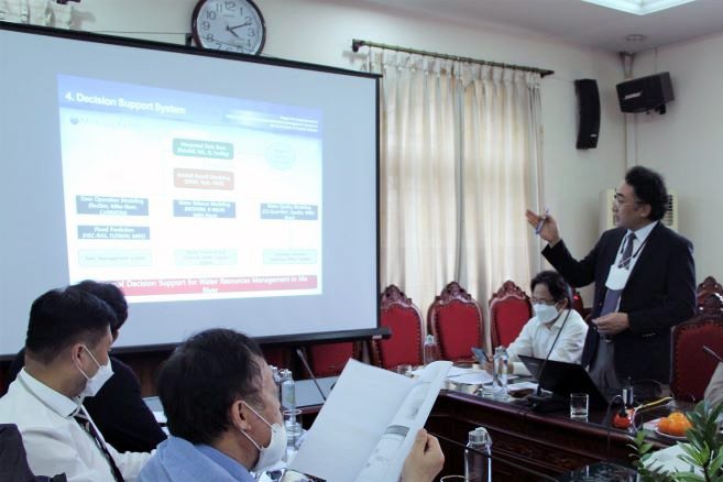 t-210513_839.jpg Đại diện Koica thuyết minh Dự án. Ảnh: LĐ.