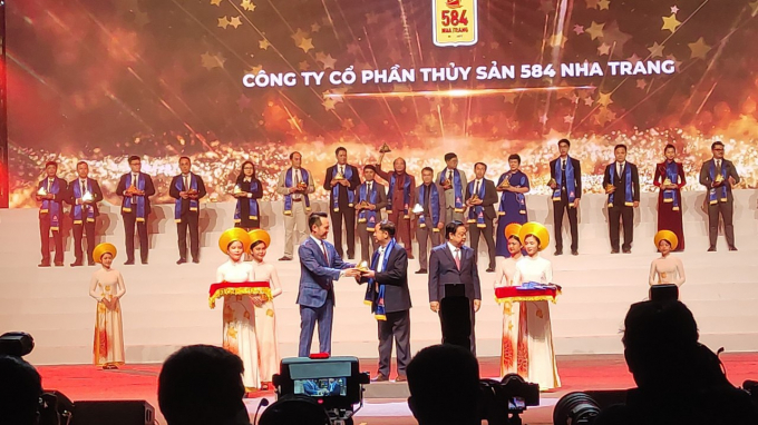 z3303428827179_9ce868f6492a733b72297aca75e9172c-090626_405.jpg Công ty Cổ phần Thủy sản 584 Nha Trang với thương hiệu nước mắm 585 Nha Trang vinh dự nhận giải thưởng Sao Vàng Đất Việt. Ảnh: NT.