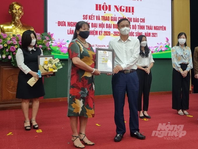 Ông Vũ Duy Hoàng, Ủy viên Ban Thường vụ - Trưởng Ban Tuyên giáo Tỉnh uỷ Thái Nguyên trao giải B cho nhóm tác giả Đồng Văn Thưởng - Cô Ngọc của Báo Nông nghiệp Việt Nam. Ảnh: Toán Nguyễn.