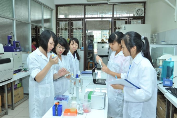 3-115532_726.jpg Một tiết học thực hành của sinh viên ngành Công nghệ thực phẩm. Ảnh: HVNN