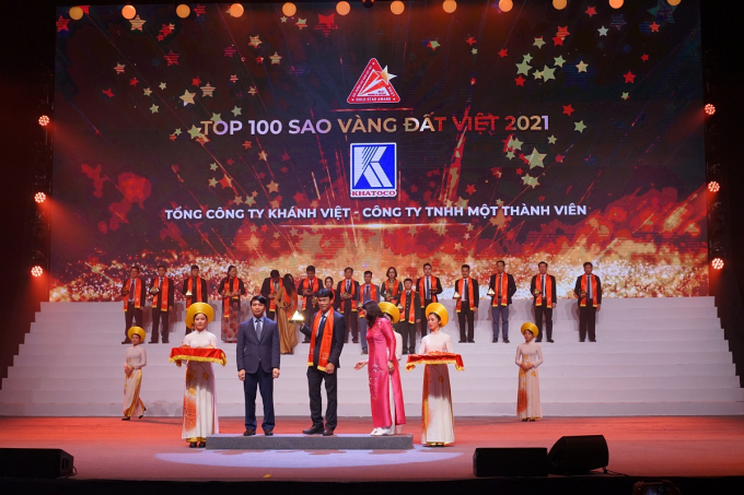 hinh-1-114404_908.jpg Đại diện Khatoco nhận giải thưởng TOP 100 Sao Vàng Đất Việt Năm 2021