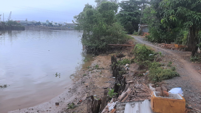 z3307479024314_9b5c848ddfca288b0a11adb8989a829d-163519_486.jpg Đáng lo, tình trạng xâm thực ăn dần đường giao thông bờ Nam kênh Chợ Gạo. Ảnh: Minh Đảm.