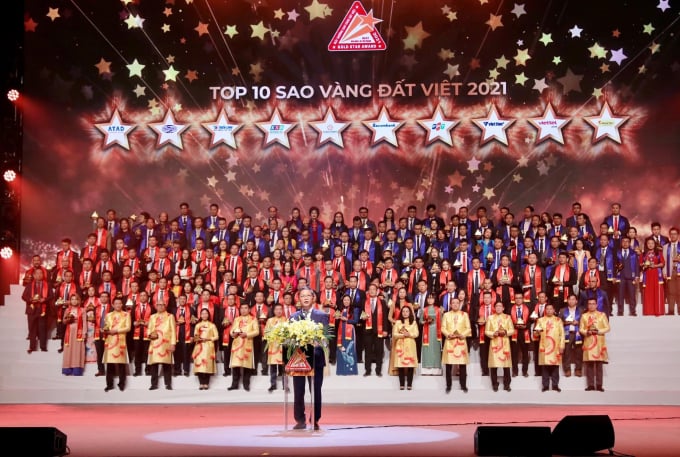 z3307817874498_72dd6f4e3e1dc144be415a1abd3f2f8e-165213_276.jpg Giải thưởng Sao Vàng đất Việt đã tổ chức 12 lần, vinh danh hơn 2.000 lượt thương hiệu, sản phẩm Việt Nam tiêu biểu. Ảnh: Thu Hải.