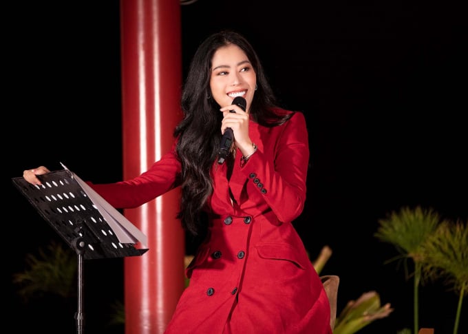 277176270_122823887005249_2887532747051550429_n-080733_993.jpg Hoa khôi Nam Em trên sân khấu ca nhạc.