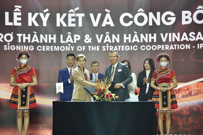 Vinasamex signed and announced partner Americata. Photo: PV.