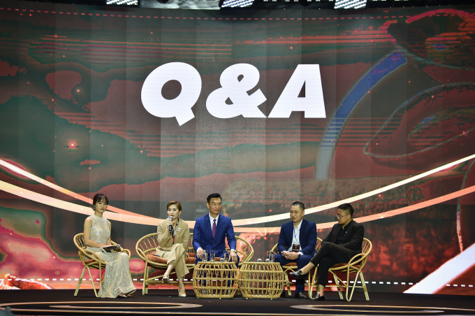 Ms. Nguyen Thi Huyen - General Director of Vinasamex SJC answered questions from investors. Photo: PV.