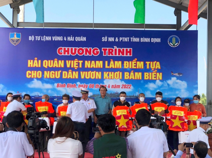 img-6198-142552_996.jpg Chương trình 'Hải quân Việt Nam làm điểm tựa cho ngư dân vươn khơi, bám biển' được ký kết giữa Bộ Tư lệnh Vùng 4 Hải quân với Sở NN-PTNT Bình Định từ năm 2019. Ảnh: Đình Thung.