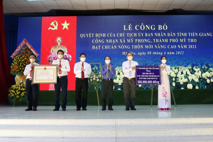 mp1-103411_222.jpg Xã Mỹ Phong, TP.Mỹ Tho, tỉnh Tiền Giang tổ chức lễ ra mắt xã nông thôn mới nâng cao. Ảnh: Minh Đảm.
