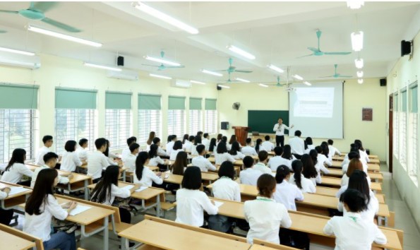nganh-khoa-hoc-du-lieu-va-tri-tue-nhan-tao-co-hoi-viec-lam-rong-mo-231516_325.jpg Một tiết học của sinh viên tại Học viện. Ảnh: HVNN