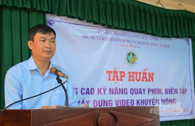 Ông Võ Xuân Tân, Giám đốc Trung tâm Khuyến nông và Dịch vụ nông nghiệp tỉnh Hậu Giang phát biểu khai mạc lớp tập huấn. Ảnh: Trung Chánh.