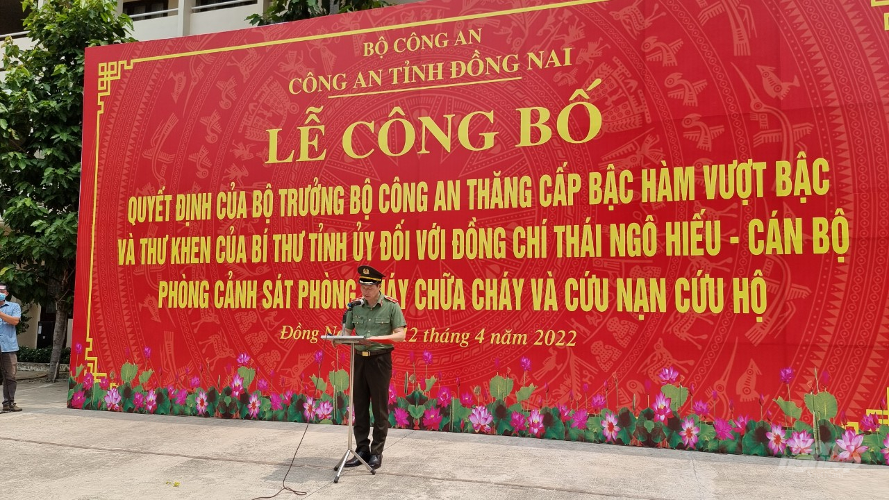 z3334202044454_9354b4604e19cb5581a2c576df220b5f-203318_987.jpg Thiếu tướng Vũ Hồng Văn, Giám đốc Công an tỉnh Đồng Nai đã biểu dương, khen ngợi Trung úy Thái Ngô Hiếu. Ảnh: Mạnh Khá.