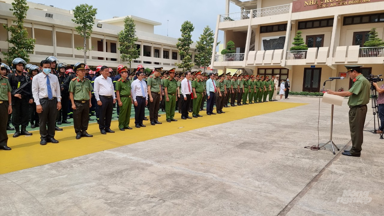 z3334202067405_c61fea92ebfa372b417a1c4980685bd9-203320_264.jpg Công an tỉnh Đồng Nai tổ chức Lễ công bố, trao Quyết định thăng hàm vượt cấp của Bộ trưởng Bộ Công an đối với Trung uý Thái Ngô Hiếu. Ảnh: Mạnh Khá.