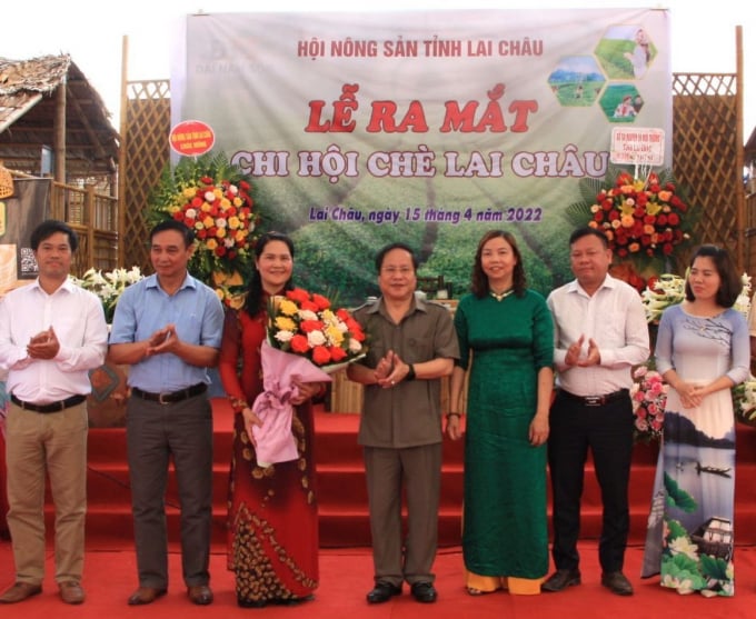 Ông Tống Thanh Hải (giữa), Phó Chủ tịch Thường trực UBND tỉnh Lai Châu, Trưởng Ban Tổ chức Tuần Du lịch - Văn hóa Lai Châu năm 2022 chúc mừng Chi hội Chè Lai Châu. Ảnh: T.L.