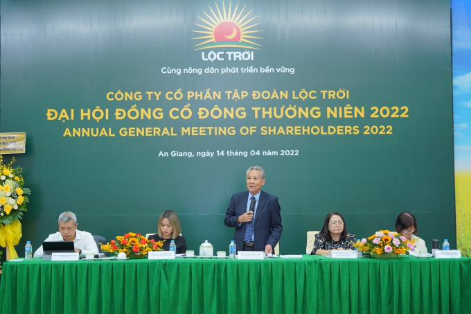 a1-141758_654.jpg Chủ toạ trả lời câu hỏi của cổ đông.