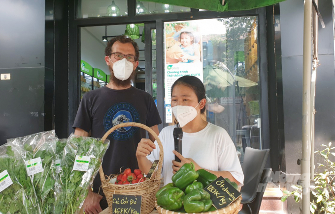 Marco và Huệ giới thiệu các sản phẩm hữu cơ do chính họ sản xuất. Ảnh: Thanh Sơn.