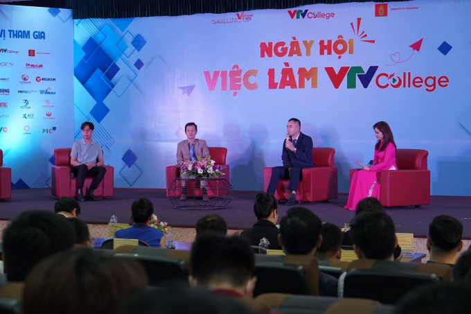 tuyen-150-vi-tri-tai-ngay-hoi-viec-lam-cua-truong-cao-dang-truyen-hinh-112832_548.jpg Trong khuôn khổ của sự kiện, Ban tổ chức đã tổ chức toạ đàm, ký kết giữa nhà trường và các đơn vị tuyển dụng. Ảnh: Thanh Huyền.