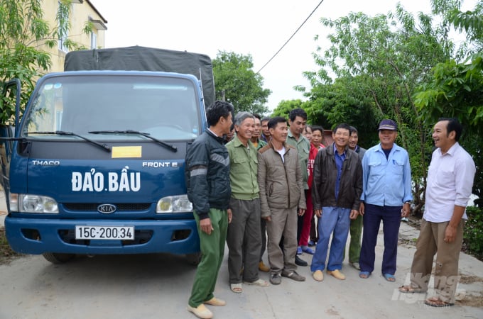 Mr. Hoa (far right) talking with workers. Photo: Duong Dinh Tuong.