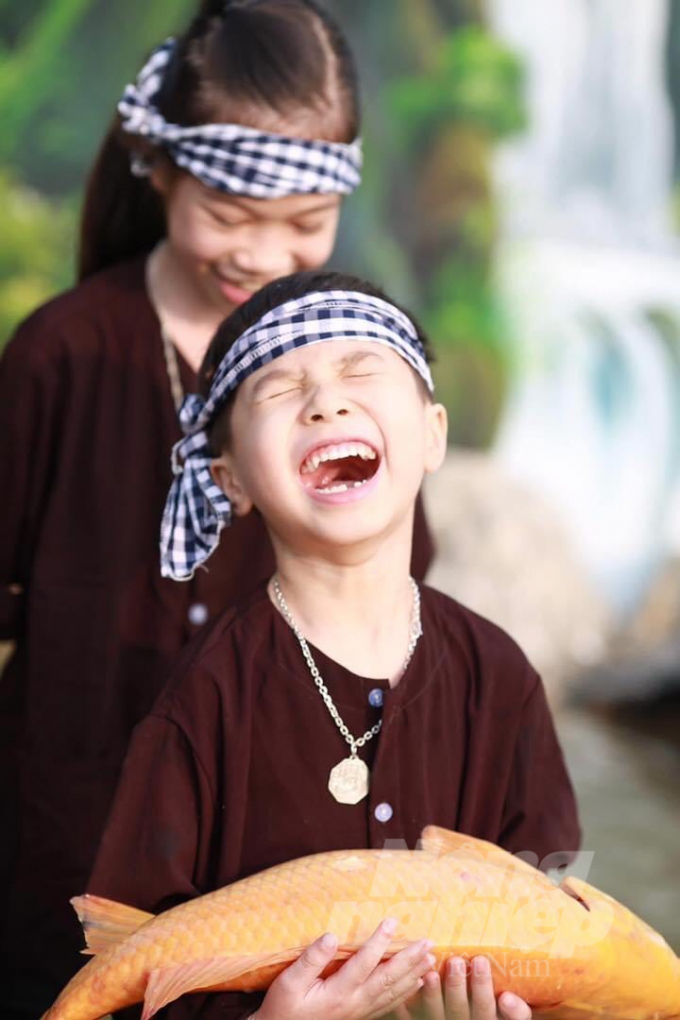 The joy of the students visiting Mr. Hoa's farm to experience rural tourism. Photo: Documentation.