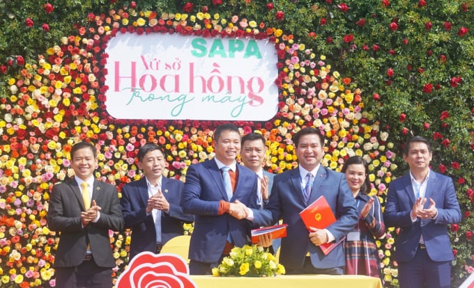 2-3-153649_615.jpg UBND thị xã Sa Pa và Công ty TNHH Dịch vụ Cáp treo Fansipan ký kết hợp tác kích hoạt các hoạt động du lịch hè 2022. Ảnh: T.L