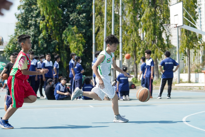 Các vận động viên học sinh tham gia thi đấu tại Giải Bóng rổ Học sinh TP.HCM năm học 2021-2022. Ảnh: TL.