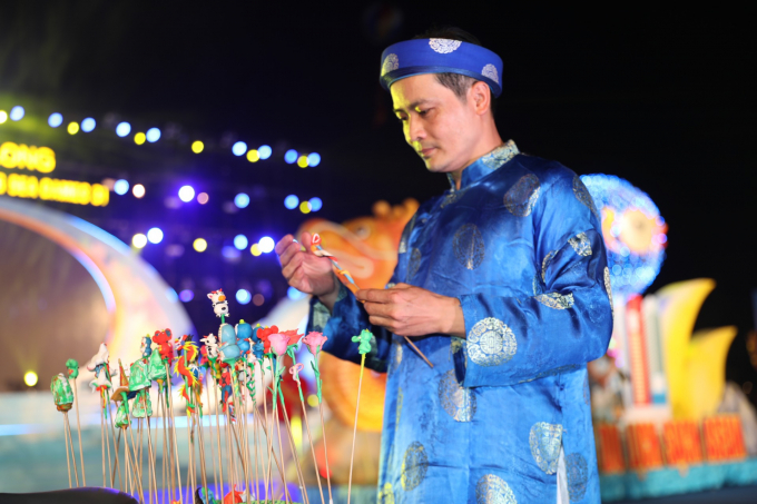 Nghệ nhân biểu diễn nặn tò he tại chương trình