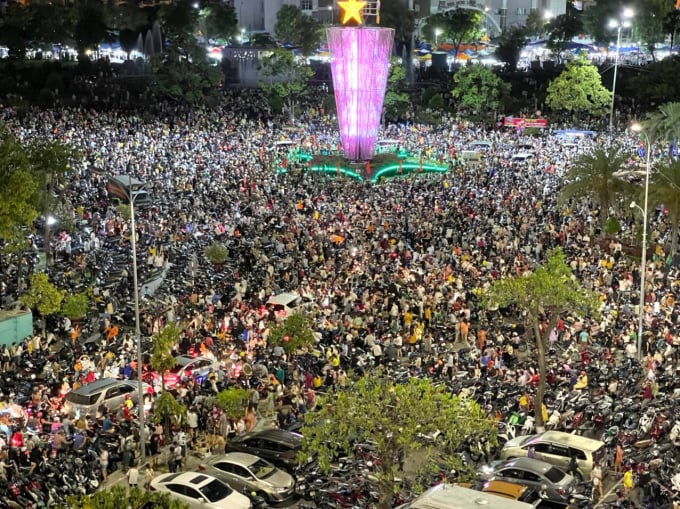 2-063512_310.jpg Lần đầu tiên thành phố Quy Nhơn (Bình Định) thu hút lượng khách trong và ngoài tỉnh đông đảo đến như vậy. Ảnh: Đức Hồ.