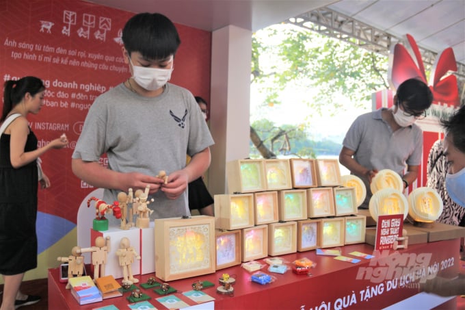 Gian hàng lồng đèn giấy thu hút sự quan tâm của du khách. Ảnh: Phạm Hiếu.