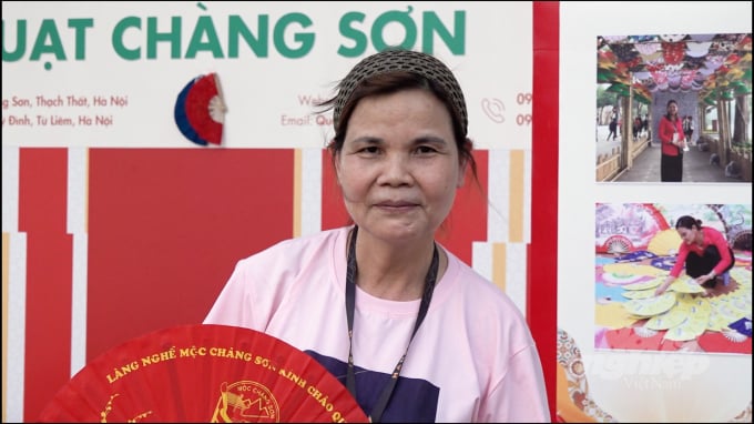 Nghệ nhân thương hiệu quạt Chàng Sơn Nguyễn Thị Tuấn. Ảnh: Phạm Hiếu.